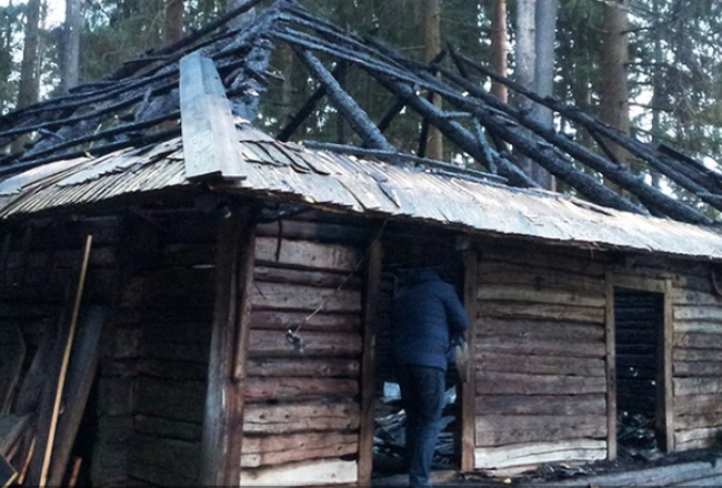 Nodegusī Imanta Ziedoņa klētiņa Murjāņos. Foto no portāla Lsm.lv