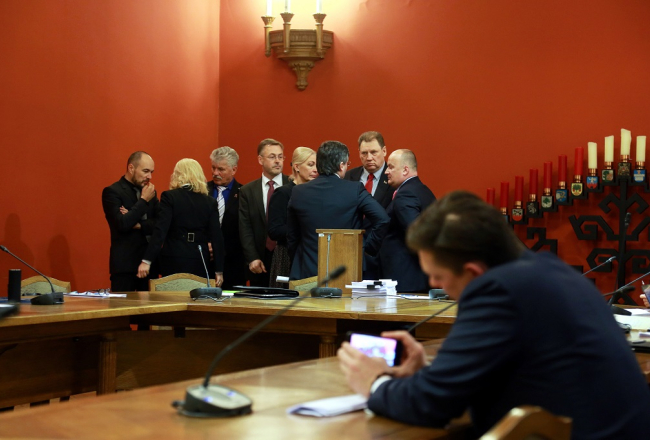 Parlamentārās izmeklēšanas komisija par Zolitūdes traģēdiju. Artuss Kaimiņš - nomaļus no pulciņa. Foto: Dmitrijs Suļžics, F64