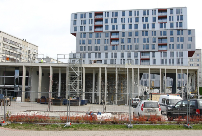 Sabrukušā "Maxima" lielveikala vieta Zolitūdē. Aizmugurē - SIA "Homburg Zolitude" īpašums. Foto: Zilgma Kukle, LETA