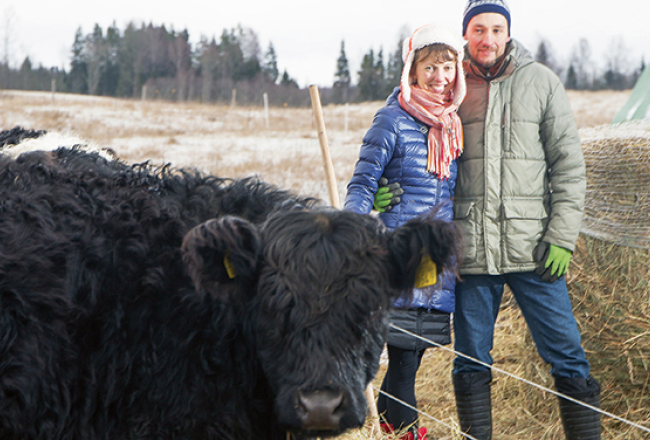 Ieraugot bildēs sprogainās galvas, Guna piekritusi. Tikai noteikusi: «Mēslus nevākšu.» To atceroties, viņa smejas: «Un ko es daru tagad? Eju un tīru!»