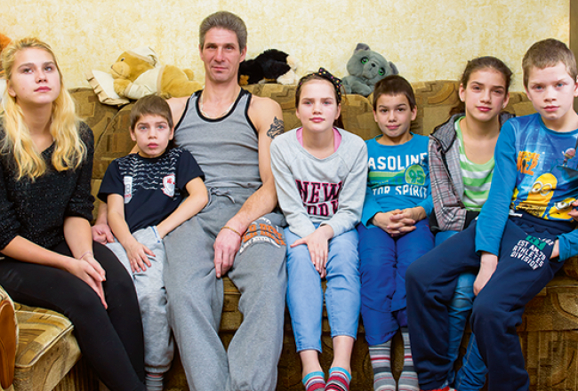 Kurakinu ģimene. No kreisās: Linda Kristiana (16), Gvido Ruslans (8), tētis Andrejs, Monta Monika (12), Adrians Andrejs (11), Vanesa Simona (13) un Maikls Tonijs (9).
