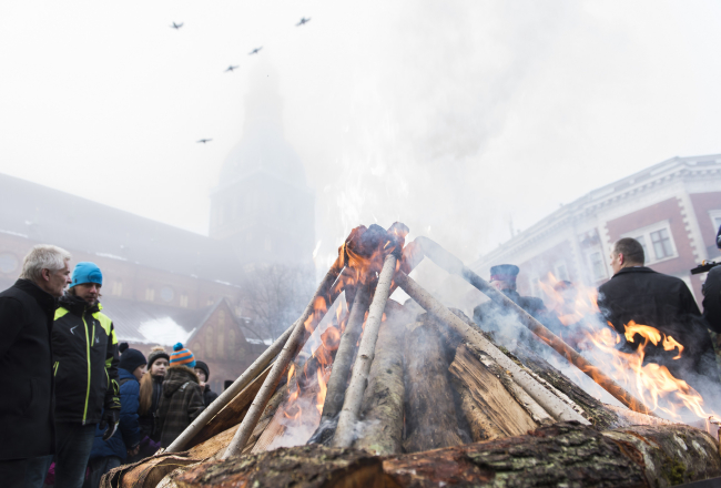 Barikāžu piemiņas ugunskurs Doma laukumā 2017. gada 20. janvārī. Foto: Reinis Inkēns, Saeimas Kanceleja.