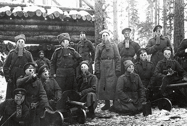 5. Zemgales latviešu strēlnieku pulka ložmetējnieku komanda gāzu uzbrukuma mācību laikā 1916. gada decembrī.
