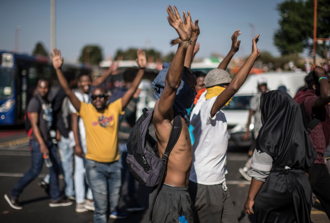 Studentu protesti Johannesburgā. Foto: Marco Longari, LETA/AFP