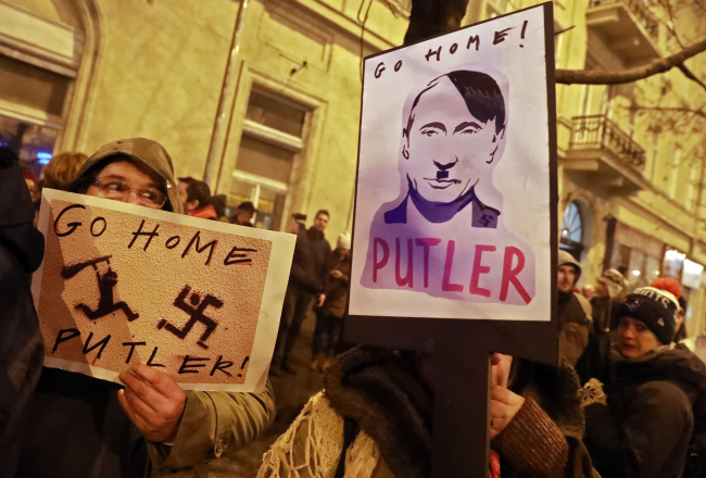 Protests Putina Ungārijas vizītes laikā. Foto: Ferenc Isza, AFP/LETA.