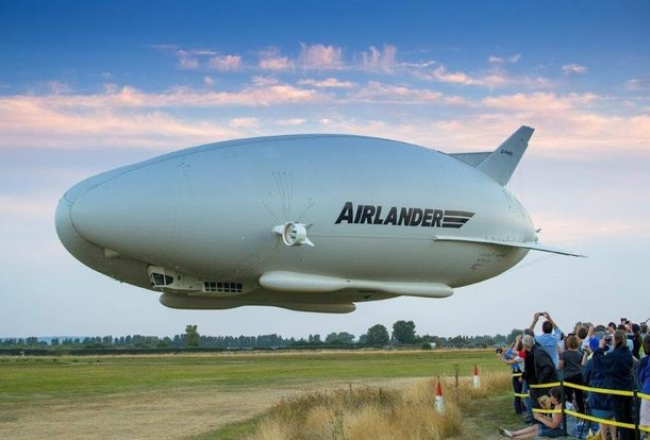 ''Airlander'' izmēģinājuma lidojumā. Foto: LETA-EPA