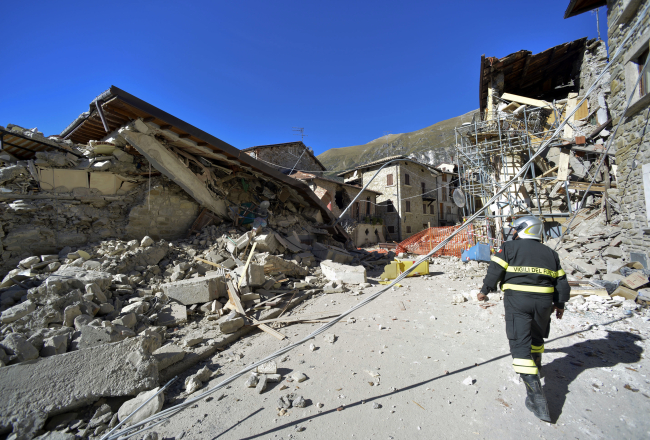 Pretare ciems Itālijā pēc zemestrīces. Foto: Sandro Perozzi, TT NYHETSBYRAN/ LETA