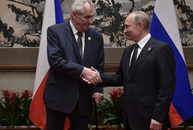 Čehijas prezidents Miloš Zemans un Krievijas prezidents Vladimirs Putins. Foto: ALEXEI NIKOLSKY, TT NYHETSBYRÅN/ LETA