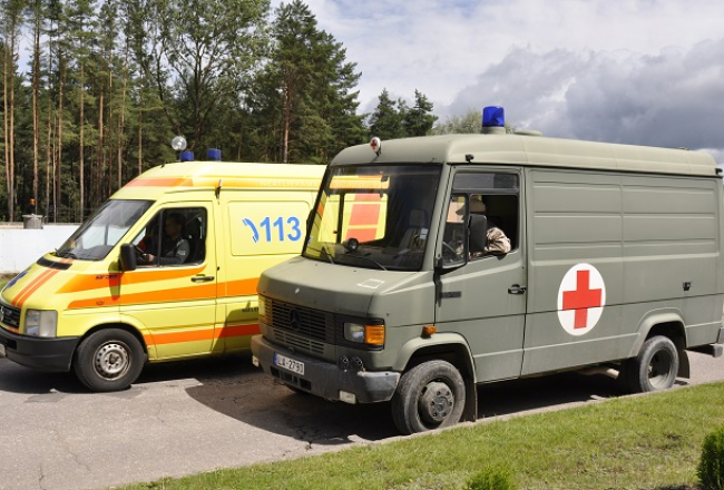 Neatliekamās palīdzības automašīnas pie Daugavpils slimnīcas. Foto: Ivars Soikāns, LETA