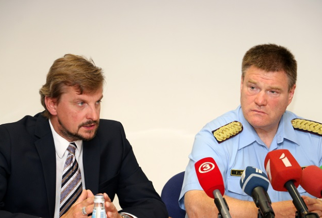 Kurzemes reģiona pārvaldes Liepājas iecirkņa Kriminālpolicijas nodaļas priekšnieks Uģis Āva (no kreisās) un Valsts policijas priekšnieks Ints Ķuzis piedalās preses brīfingā par Ivana Berladina lietas izmeklēšanas gaitu.