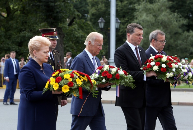 Ziedus pie Brīvības pieminekļa nolika Lietuvas prezidente Daļa Gribauskaite, ASV viceprezidents Džo Baidens, Latvijas Valsts prezidents Raimonds Vējonis un Igaunijas prezidents Tomass Hendriks Ilvess. Foto: Evija Trifanova, LETA