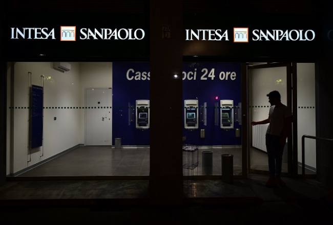 Attēlā redzama Itālijas Pjemontas reģiona bankas "Intesa Sanpaolo" filiāle Turīnā. Pār Itālijas banku sektoru patlaban gulst smaga ēna - bankas apgrūtina 360 miljardu lieli "sliktie" kredīti, bet finanšu tirgus nespēja atrisināt šo problēmu var radīt jaunu eirozonas krīzi. Foto: AFP/LETA