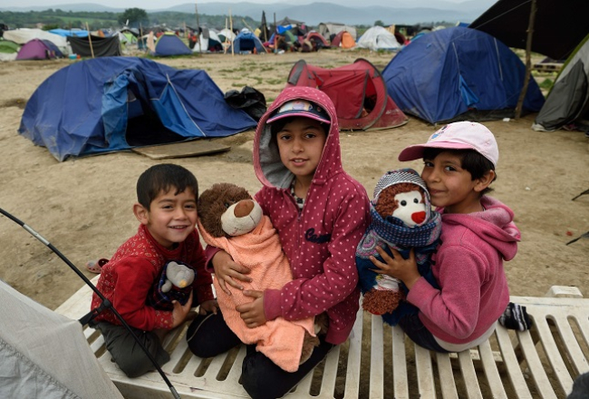 Bēgļu bērni telšu nometnē uz Grieķijas un Maķedonijas robežas Idomeni ciemā. Foto: AFP/LETA