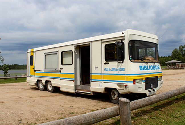 Lietoto bibliobusu uzdāvināja Ogres sadarbības partnere — Francijas pilsētas Žueletūras pašvaldība.