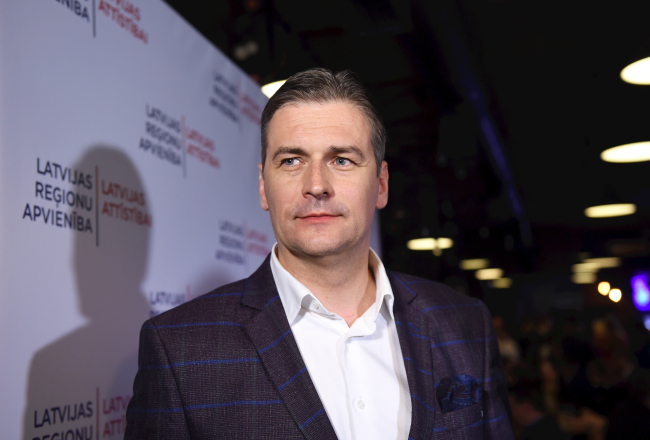 Mārtiņš Bondars atbild uz jautājumiem Rīgas domē. Foto: Edijs Pālens, LETA