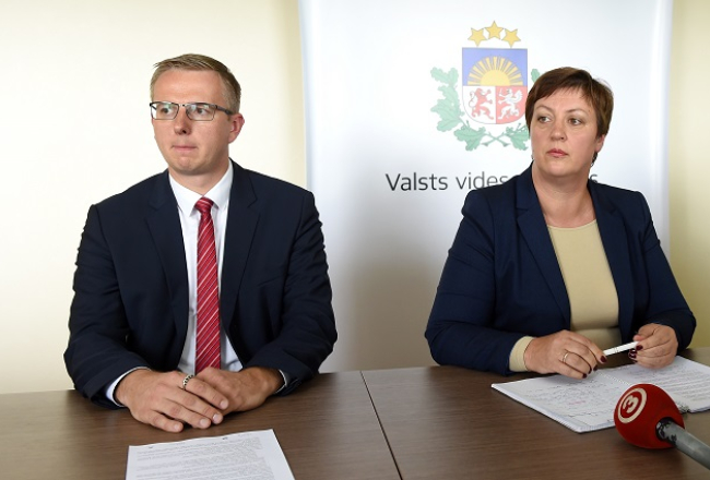 SIA "Clean R" valdes loceklis Guntars Levics un Valsts vides dienesta (VVD) ģenerāldirektore Inga Koļegova piedalās preses konferencē. Foto: Ieva Čīka, LETA