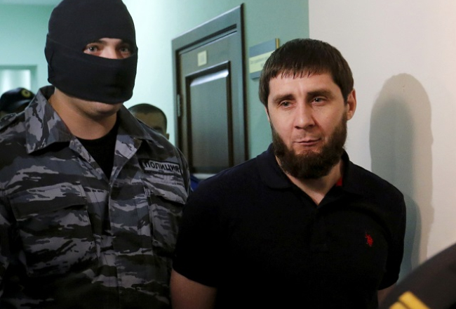 Par Borisa Ņemcova slepkavību notiesātie Anzors Gubaševs (no kreisās) un Zaurs Dadajevs sprieduma noklausīšanās laikā. Foto: Reuters/LETA