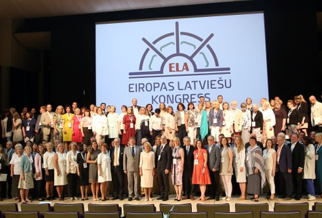 Pirmā Eiropas Latviešu kongresa atklāšanas dalībnieku kopbilde Latvijas Nacionālās bibliotēkas Ziedoņa zālē.