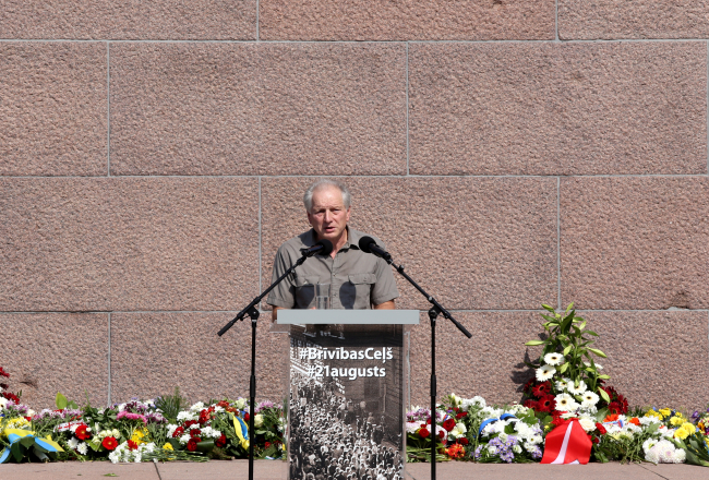 Dainis Īvāns teic runu sarīkojumā pie Brīvības pieminekļa. Foto: Sintija Zandersone, LETA