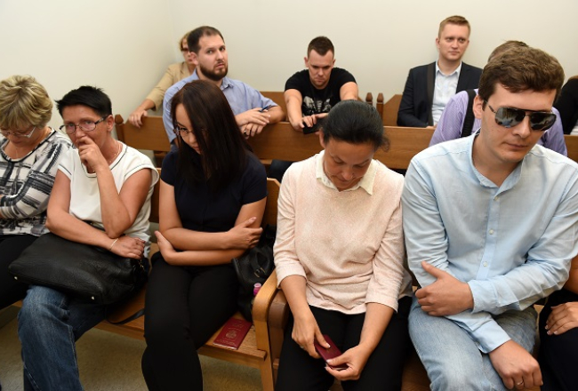 "Gan Bei" krāpšanas lietā apsūdzētie (pirmajā rindā) tiesas zālē. Foto: Ieva Čīka, LETA