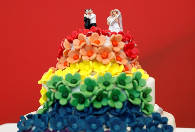 Torte sociāldemokrātu partijas frakcijā Bundestāgā pēc parlamenta balsojuma, legalizējot viendzimuma laulības. Foto: Reuters/LETA