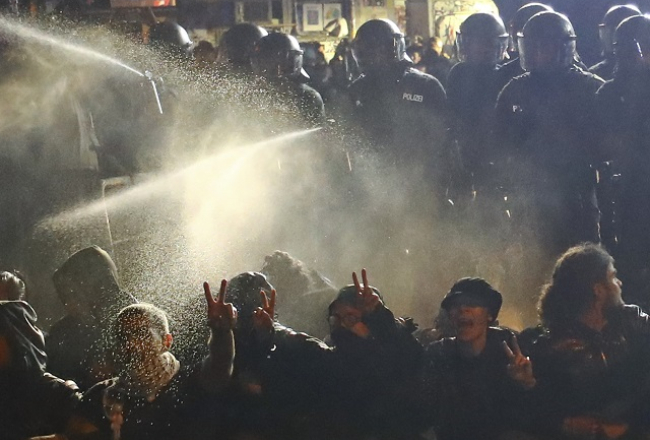 Protestētāji un policija Hamburgā G20 samita laikā. Foto: Reuters/LETA