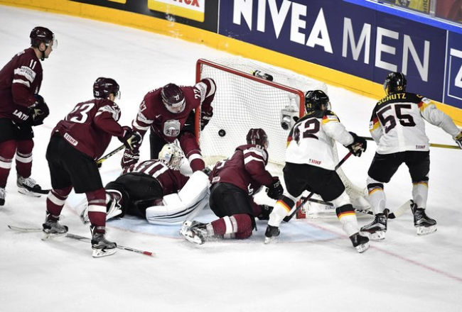Latvija un Vācija izšķirīgajā spēlē cīnījās ļoti sīvi. Foto: EPA-LETA