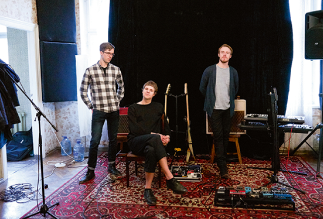 No kreisās: Krišjānis Bremšs (bungas), Miķelis Putniņš  (vokāls, ģitāra) un Kristians Priekulis (basģitāra).