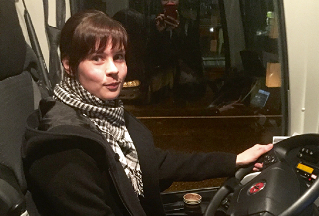 Kad igauņu policija pieķēra iereibušu latviešu šoferi vadot autobusu, to stūrēt pieteicās igauniete Trīna Kibura, kurai ir D kategorija. Foto — aculieciniece un pasažiere, lietuviete Migle Naela