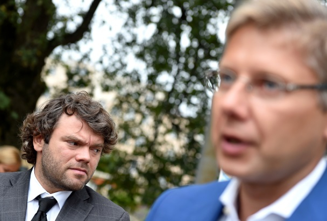 Rīgas domes Satiksmes departamenta direktora pienākumu izpildītājs Emīls Jakrins (no kreisās), priekšplānā Rīgas mērs Nils Ušakovs. Foto: Edijs Pālens, LETA