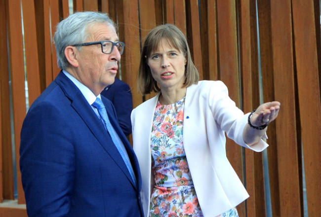 EK prezidents Žans Klods Junkers un Igaunijas prezidente Kersti Kaljulaide. Foto: AFP/LETA
