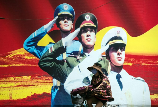 Ķīnas militārās propagandas plakāts Šanhajas ielā. Foto: AFP/LETA