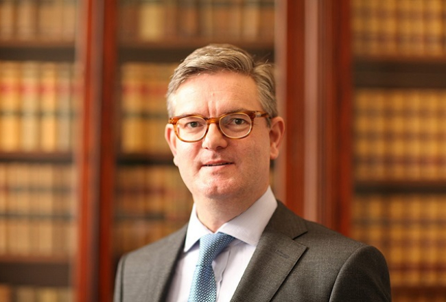 Žans Klods Junkers otrdien izvirzījis britu diplomātu Džūljenu Kingu (attēlā) Drošības savienības komisāra amatam.