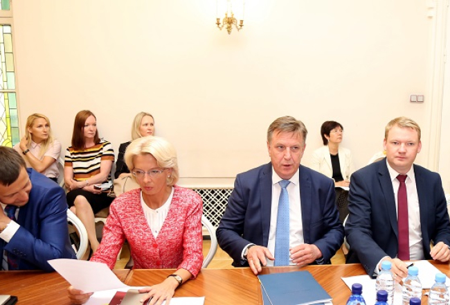 Saeimas deputāts Armands Krauze (no kreisās), Saeimas priekšsēdētāja Ināra Mūrniece, Ministru prezidents Māris Kučinskis un Saeimas deputāts Edvards Smiltēns ieradušies uz koalīcijas partiju sadarbības padomes sēdi, kuras laikā partijas "Vienotība" pārstāvji prezentē politiskā spēka priekšlikumu par parlamentārās izmeklēšanas komisijas izveidošanu par žurnālā "Ir" publiskotajām "oligarhu sarunām".