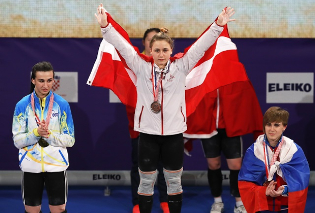 Rebeka Koha ar zelta medaļu pasaules junioru čempionātā svarcelšanā. Foto: EPA/LETA