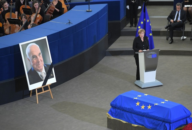 Angela Merkele teic atvadu runu Helmuta Kola izvadīšanas ceremonijā. Foto: AFP/LETA