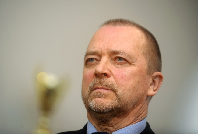 2009.gads. Krievijas vēstnieks Latvijā Aleksandrs Vešņakovs (no labās) sveic Vasiliju Kononovu pasākumā sanatorijā "Dzintarkrasts" jeb "Jantarnij bereg" par godu 64.gadadienai kopš uzvaras Otrajā pasaules karā.