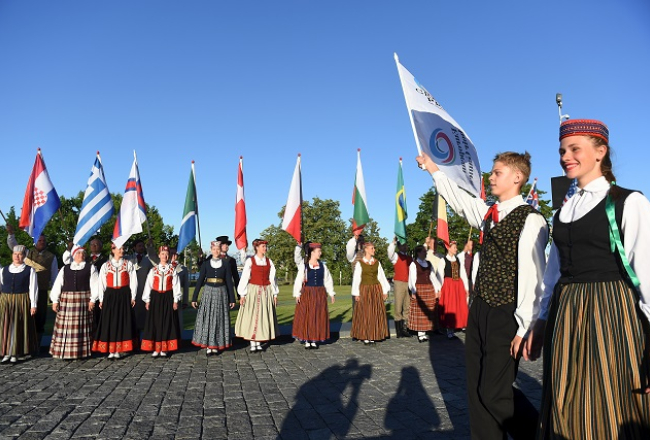 Sieviešu kora "Balta" diriģente Māra Marnauza (no kreisās) ar saņemto balvu 3.Eiropas koru olimpiādes un "Nāciju Grand Prix Rīga 2017" apbalvošanas ceremonijā "Arēnā Rīga".