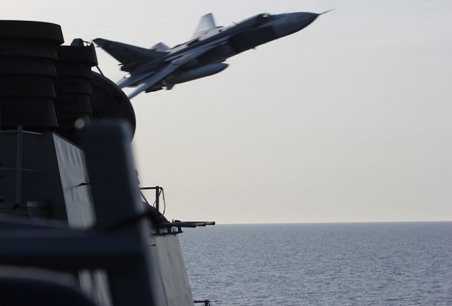 Krievijas iznīcinātājs SU-24 pirms mēneša imitēja uzbrukumu ASV mīnu kuģim "Donald Cook" Baltijas jūrā.