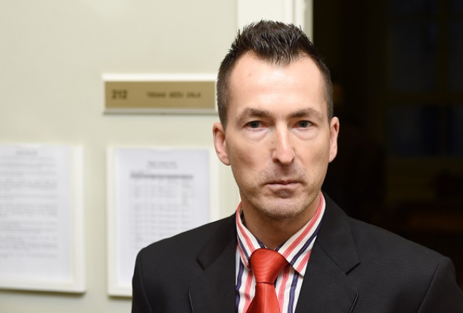 Ģenerālprokuratūras Sevišķi svarīgu lietu izmeklēšanas nodaļas prokurors Māris Leja (no kreisās) un Saeimas deputāts Igors Pimenovs piedalās Saeimas Parlamentārās izmeklēšanas komisijas sēdē.