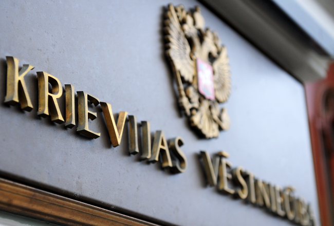 Plāksne pie Krievijas vēstniecības ieejas. Foto: Ieva Lūka, LETA.