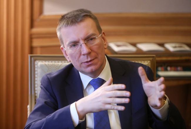 Ārlietu ministrs Edgars Rinkēvičs (V). Foto: Evija Trifanova, LETA.