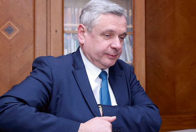 Izglītības ministrs Kārlis Šadurskis: «Ja man pēc tā ir jādemisionē — nu, negribas. Gribas vēl kaut ko labu izdarīt.»