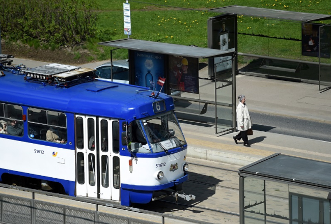 Tramvajs pieturā. Foto: Ieva Lūka, LETA