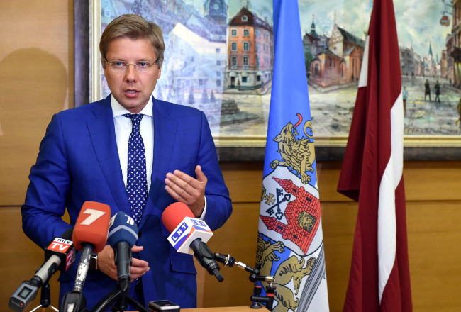 Nils Ušakovs piedalās pašvaldības brīfingā par domes vēršanos Satversmes tiesā pret pedagogu algu reformu. Foto: Edijs Pālēns, LETA