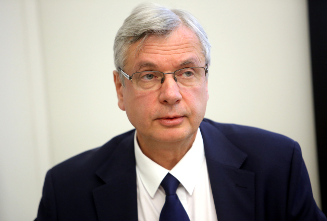 Izglītības un zinātnes ministrs Kārlis Šadurskis (V). Foto: Sintija Zandersone, LETA.