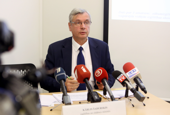 Izglītības un zinātnes ministrs Kārlis Šadurskis. Foto: Sintija Zandersone, LETA.