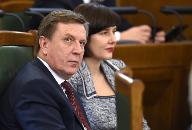 Ministru prezidents Māris Kučinskis (ZZS) un finanšu ministre Dana Reizniece–Ozola (ZZS). Foto: Edijs Pālens, LETA.