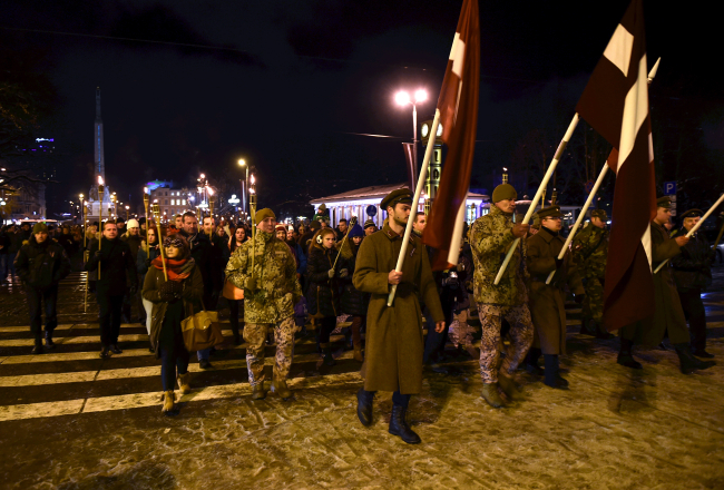 Lāčplēša dienai veltītais lāpu gājiens. Foto: Ieva Čīka, LETA