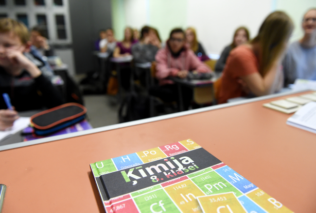 Ķīmijas stunda Rīgas Teikas vidusskolā. Foto: Ieva Makare, LETA